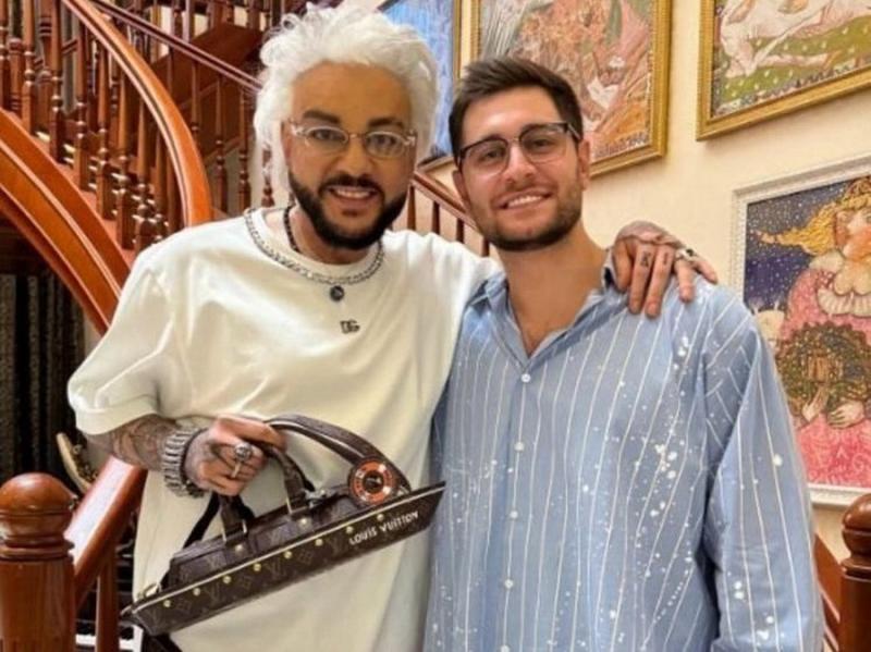 Блогер Дава подарил Киркорову сумку Louis Vuitton