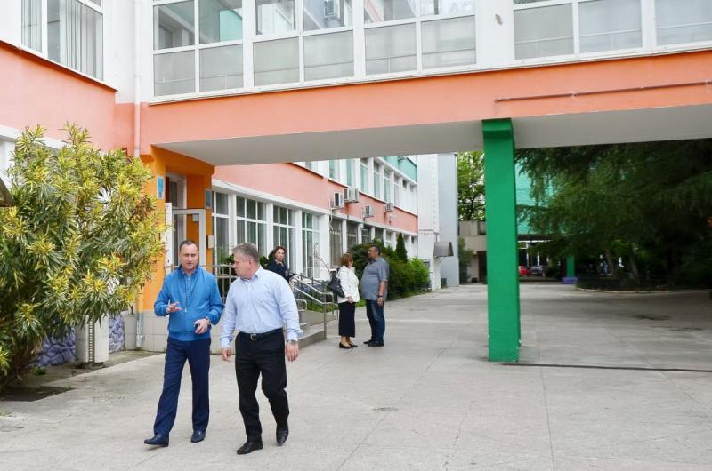 Депутат ЗСК Виктор Тепляков провёл комиссионный осмотр двух образовательных учреждений Сочи