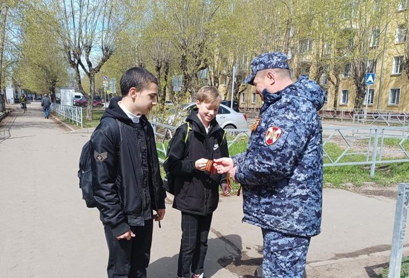 В Кирове личный состав Росгвардии присоединился к акции «Георгиевская ленточка»