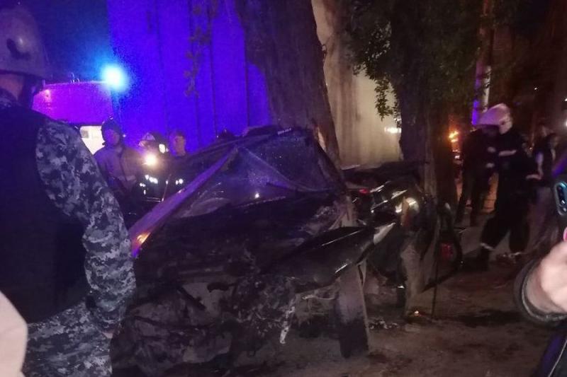 «Прямо на столб намотались»: парень с девушкой получили тяжелые травмы в ночном ДТП в Новосибирске