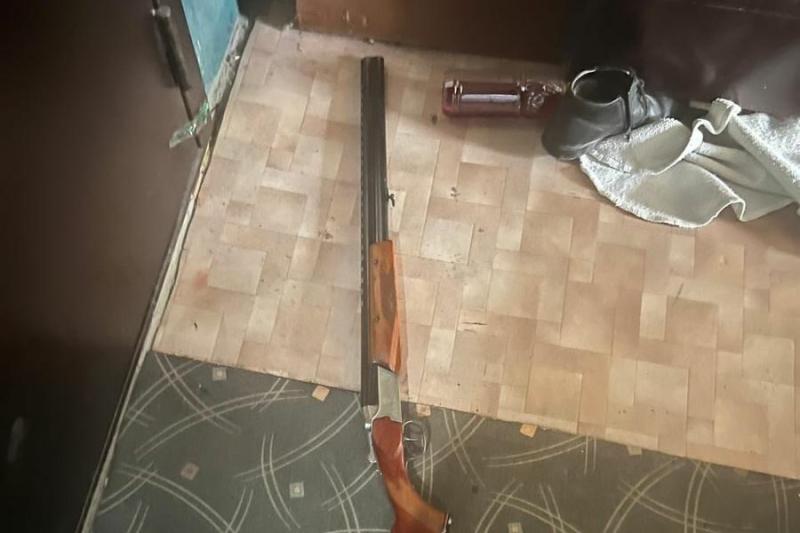 Злой новосибирец расстрелял квартиру соседа