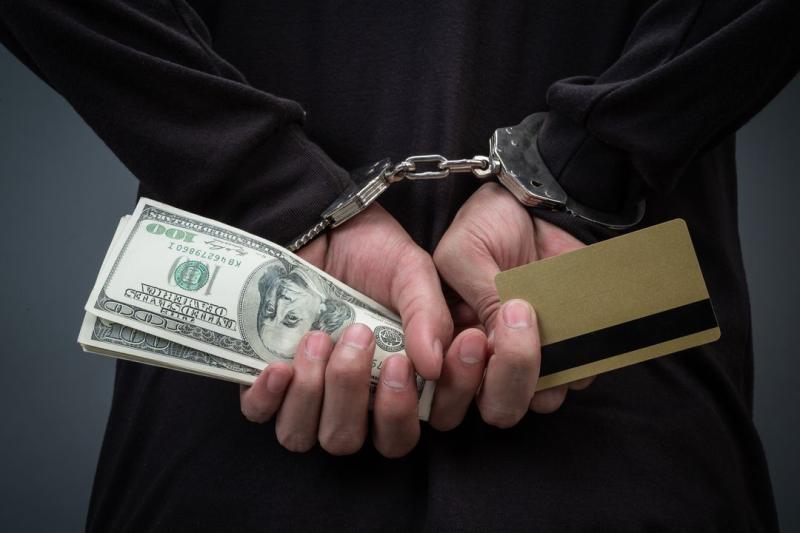 Сотрудник ГИБДД за 400 тысяч помогал ученикам сдавать вождение в автошколе Новосибирска