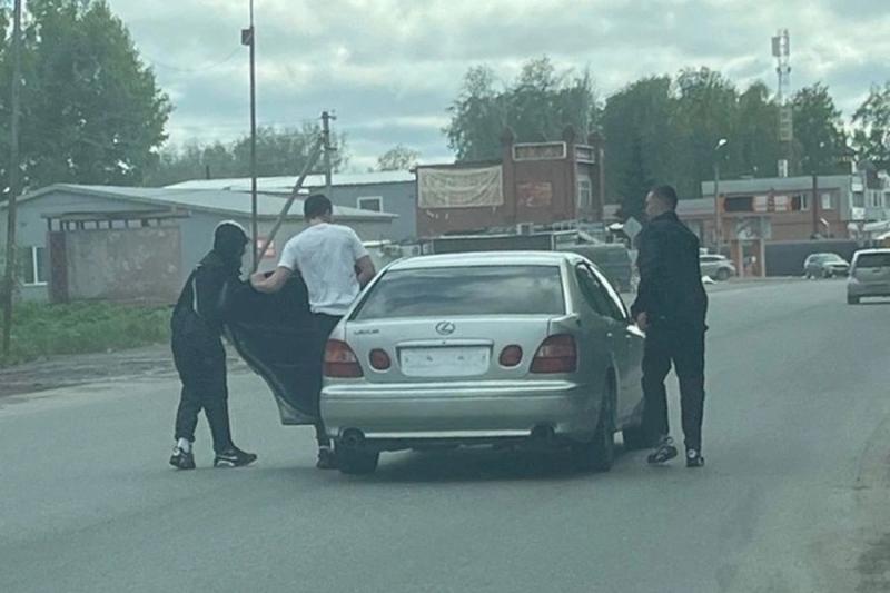 Трое парней на Лексусе напали на девушек в Новосибирске