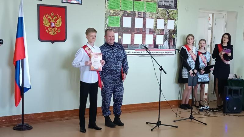 Сотрудники вневедомственной охраны навестили подшефных школьников в день проведения «Последних звонков»