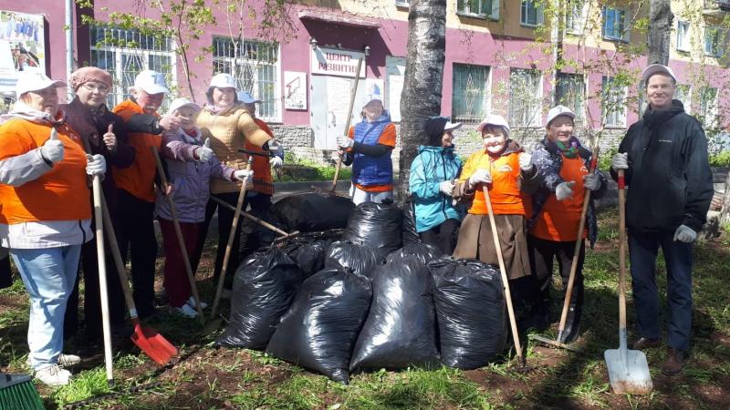 Ветеран Росгвардии принял участие в облагораживании территории вдоль Набережной Грина