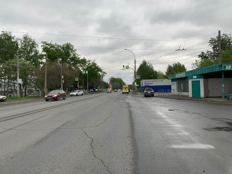 Водитель сбил двух пешеходов на остановке общественного транспорта в Новосибирске