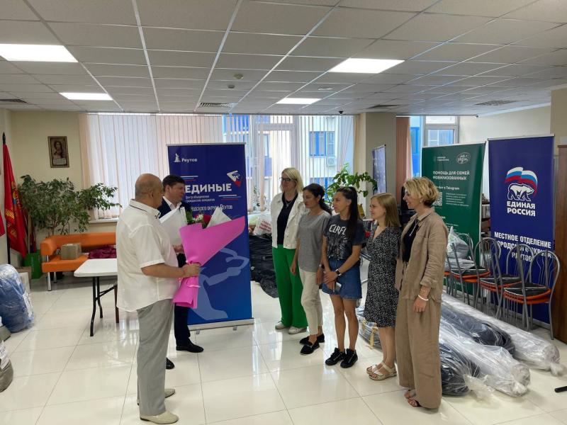 Партийцы в Реутове поздравили соцработников с праздником