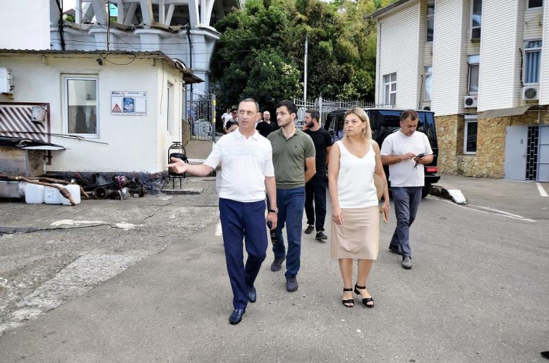 Депутат ЗСК Виктор Тепляков провёл обход на территории под Верещагинским виадуком в Сочи