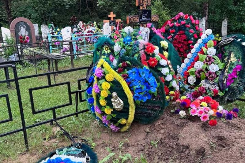 «Будут отправлены на колбасу»: свиньи разрыли могилы героев СВО под Новосибирском