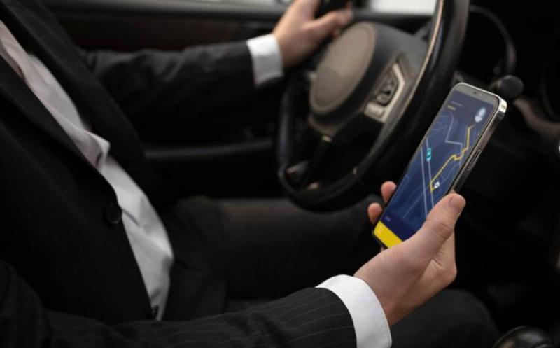 Запрет на работу в такси мигрантам хотят продлить на 2025 год в Новосибирской области