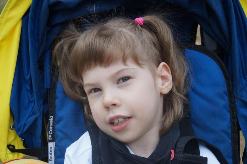 Русфонд собирает средства на курсовое лечение семилетней девочки с диагнозом ДЦП