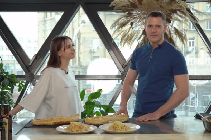 Глава Минцифры показал молодежи Новосибирска, как готовить хачапури