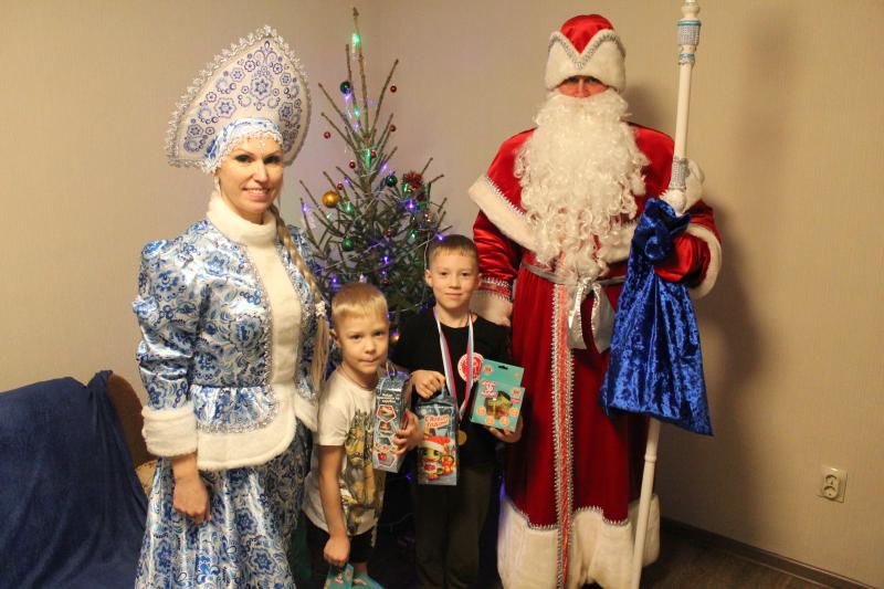 В Кирове Дед Мороз специального назначения посетил семьи росгвардейцев