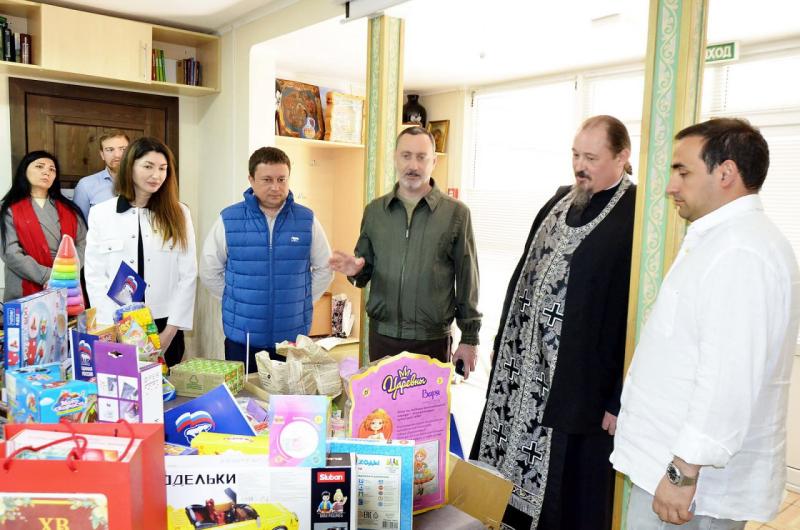 Депутат ЗСК Виктор Тепляков поздравил подопечных приюта при храме в Сочи с наступающей Пасхой