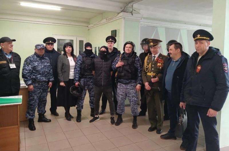 Сотрудники Росгвардии приняли участие во Всероссийском антитеррористическом учении на объектах образования округа.