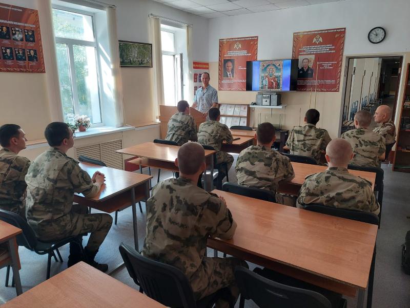 В Кирове ветераны Росгвардии рассказали личному составу о небесном покровителе ведомства