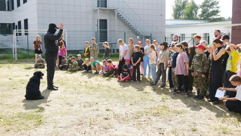 Сотрудники ОМОН «Вятич» провели военно-патриотическое занятие для подшефных детей