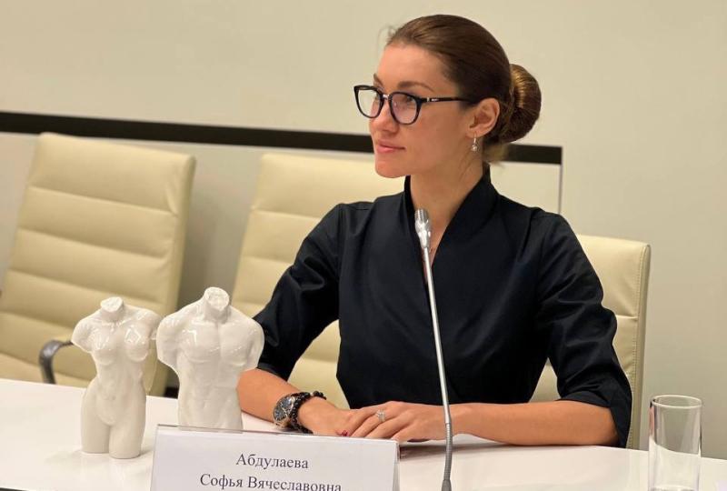 Пластический хирург Софья Абдулаева: насколько эффективна подтяжка груди нитями