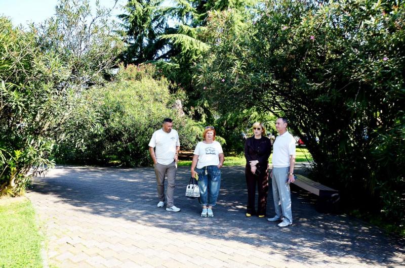 В Сочи приведут в порядок сквер Кооперативный: депутат ЗСК Виктор Тепляков осмотрел территорию