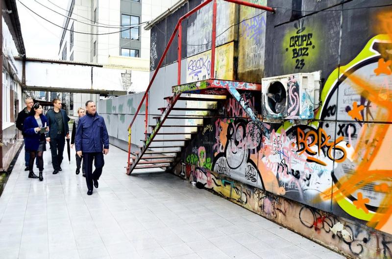 Депутат ЗСК Виктор Тепляков провёл осмотр торговой галереи на улице Навагинской в Сочи