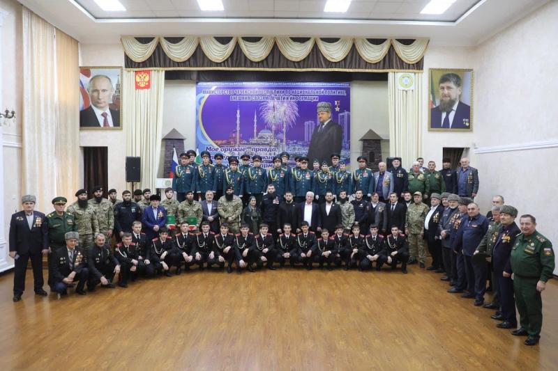 В ГРОЗНОМ СОТРУДНИКАМ РОСГВАРДИИ ВРУЧИЛИ БЛАГОДАРСТВЕННЫЕ ПИСЬМА МИННАЦИНФОРМА