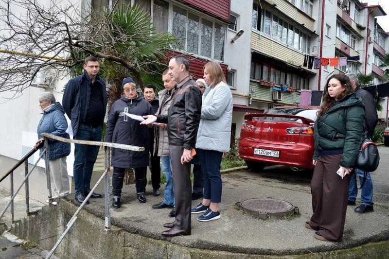 Депутат ЗСК Виктор Тепляков провёл осмотр на улице Пасечной в Центральном районе Сочи